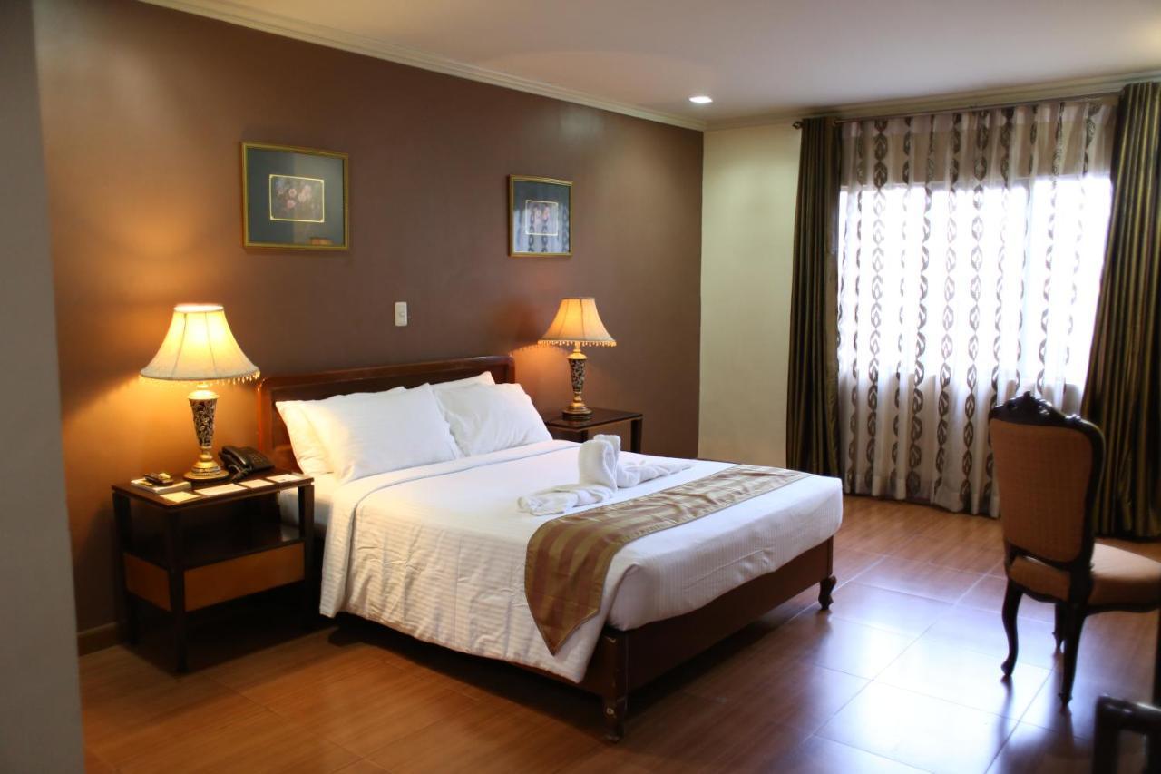 Crown Royale Hotel Balanga Exterior foto