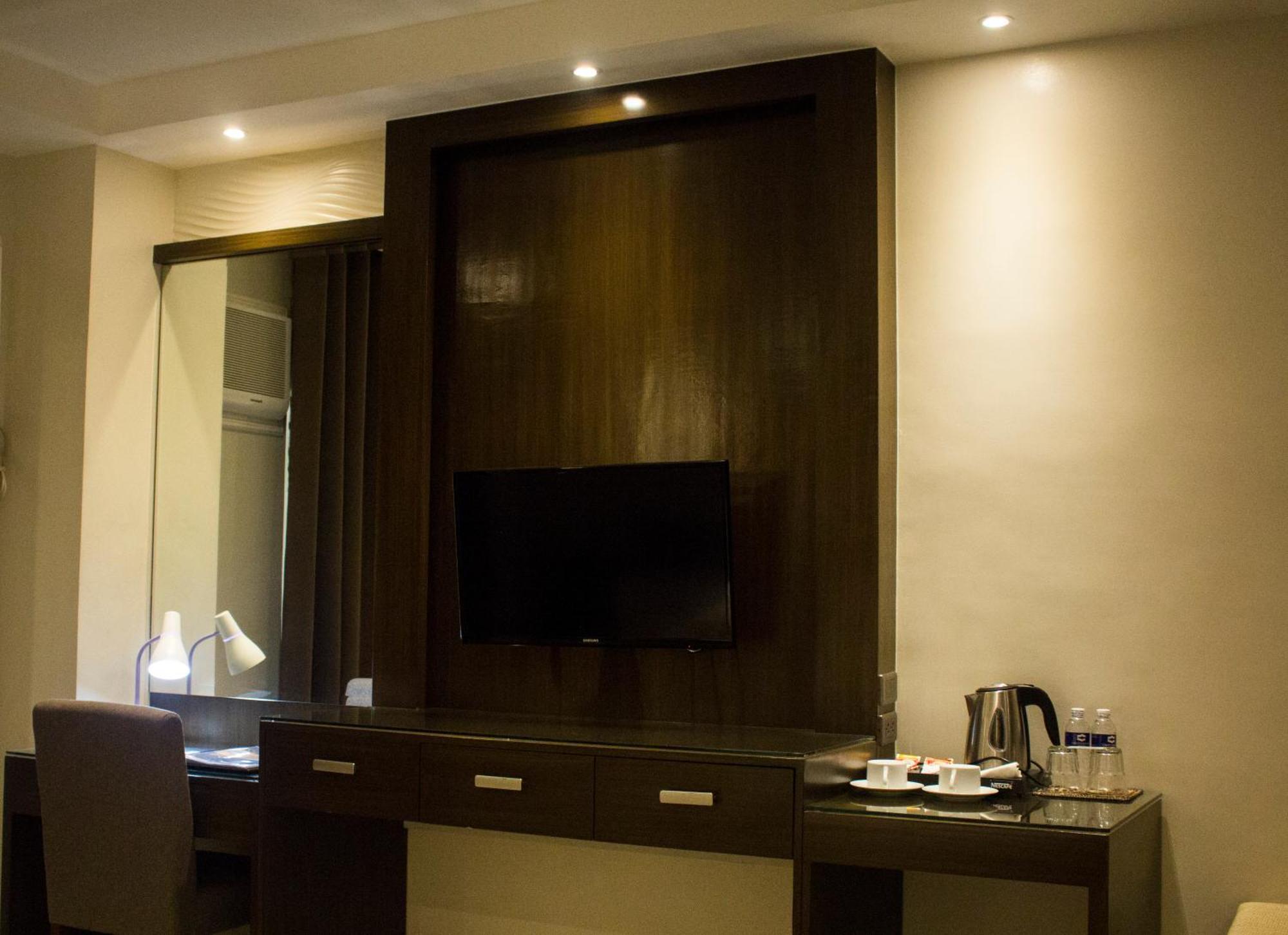 Crown Royale Hotel Balanga Exterior foto