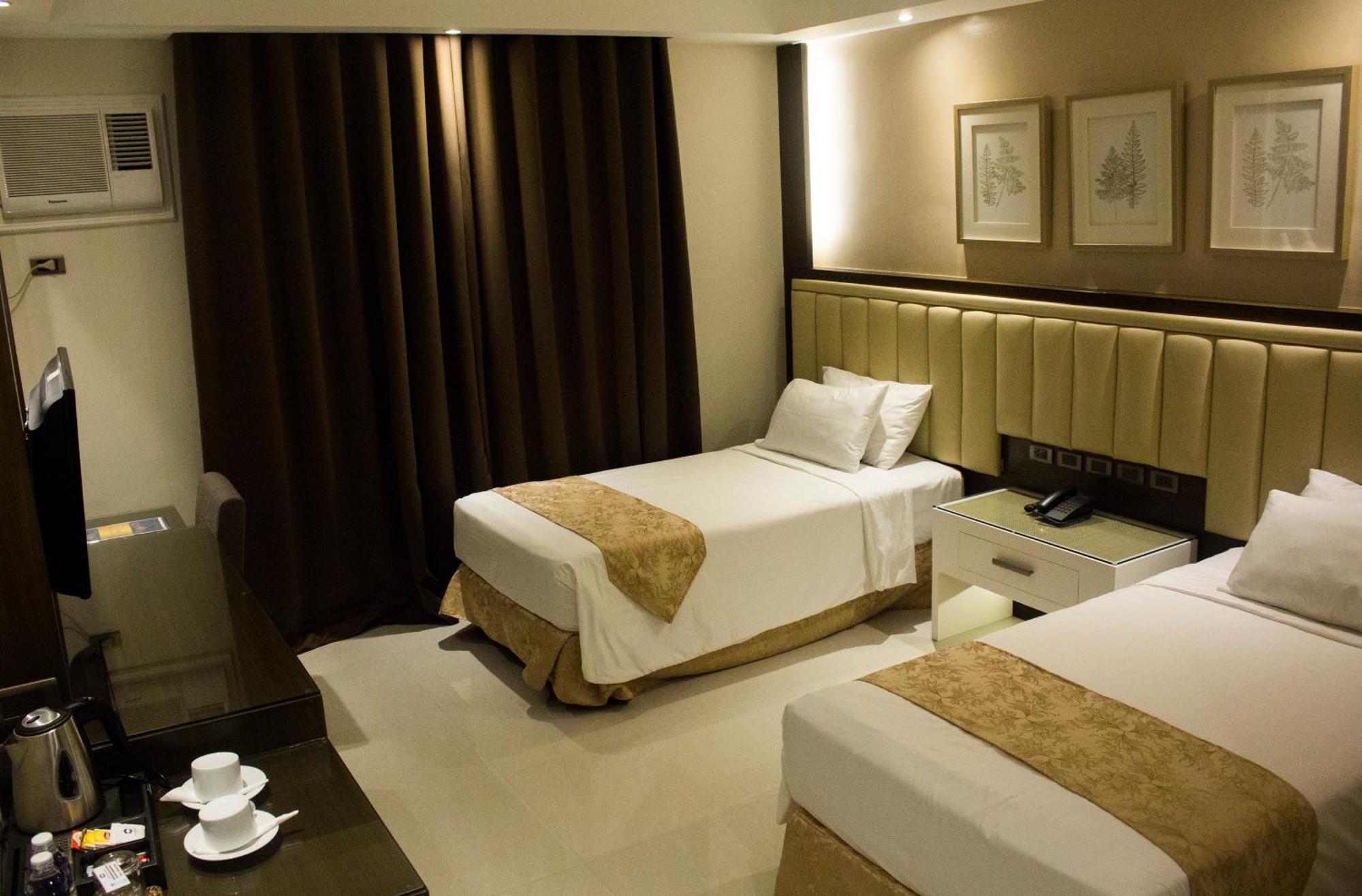 Crown Royale Hotel Balanga Exterior foto