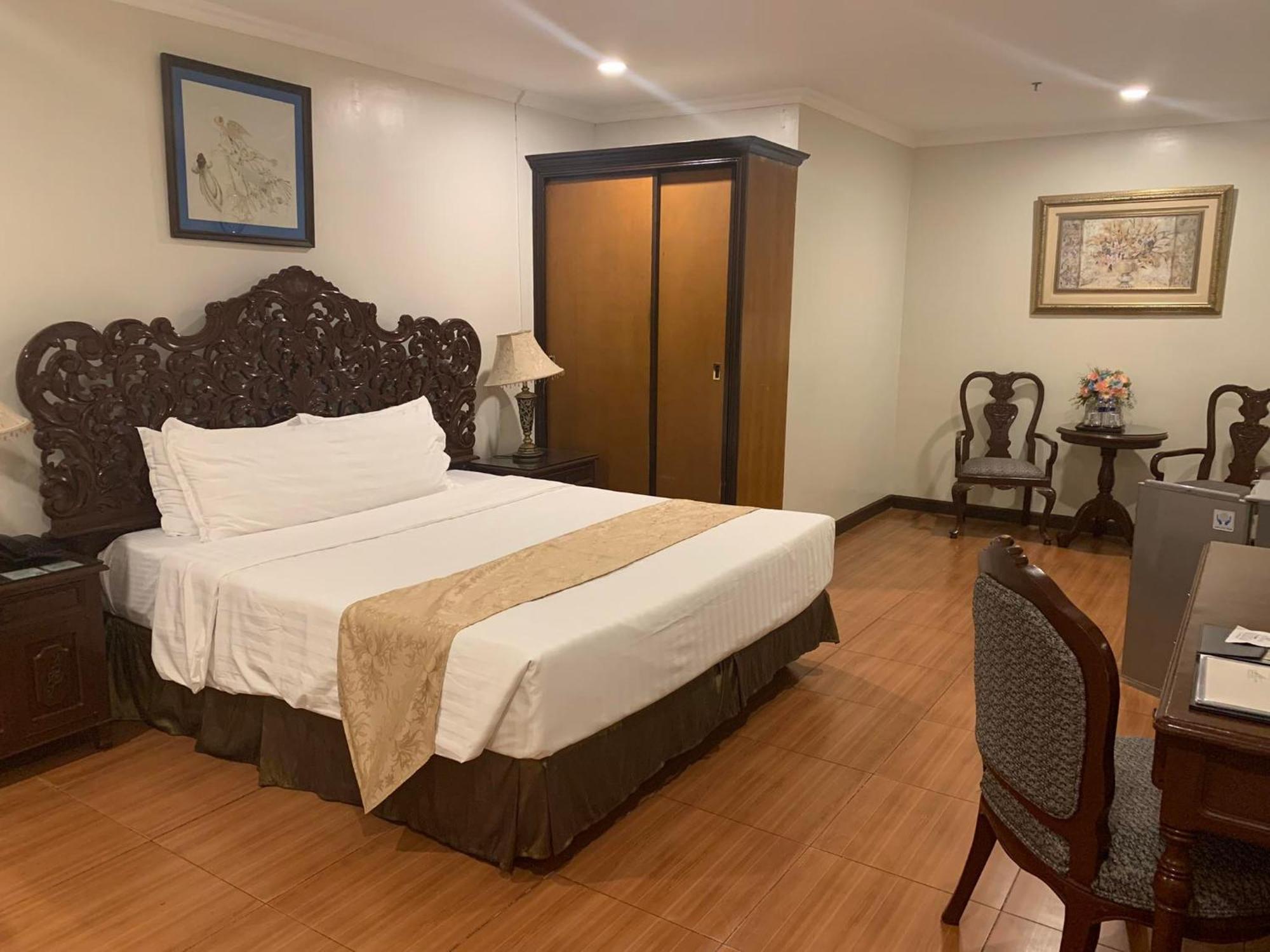 Crown Royale Hotel Balanga Exterior foto