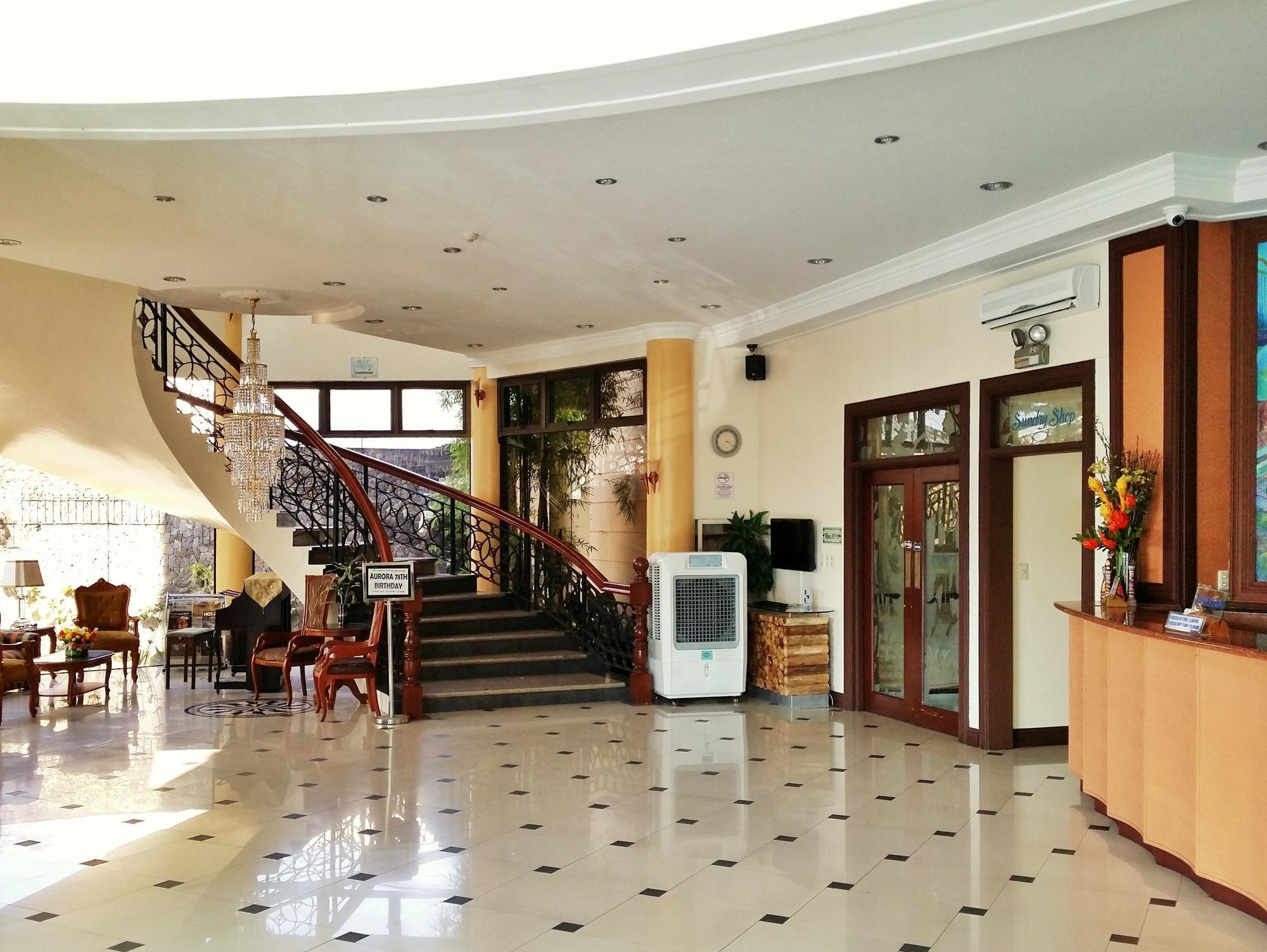 Crown Royale Hotel Balanga Exterior foto