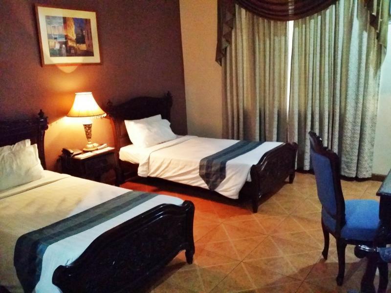 Crown Royale Hotel Balanga Exterior foto