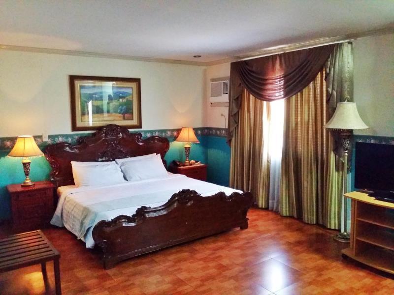 Crown Royale Hotel Balanga Exterior foto