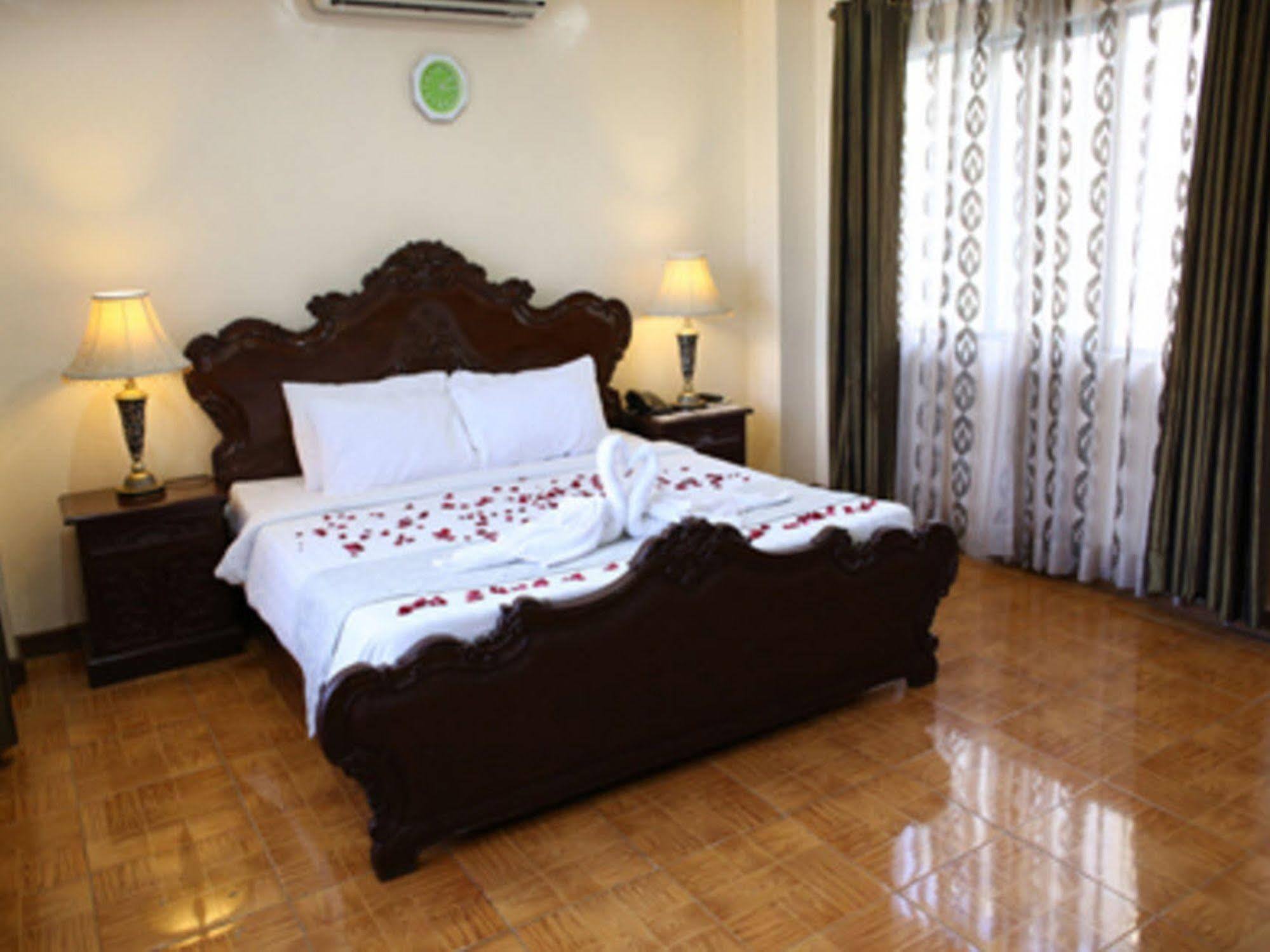 Crown Royale Hotel Balanga Exterior foto