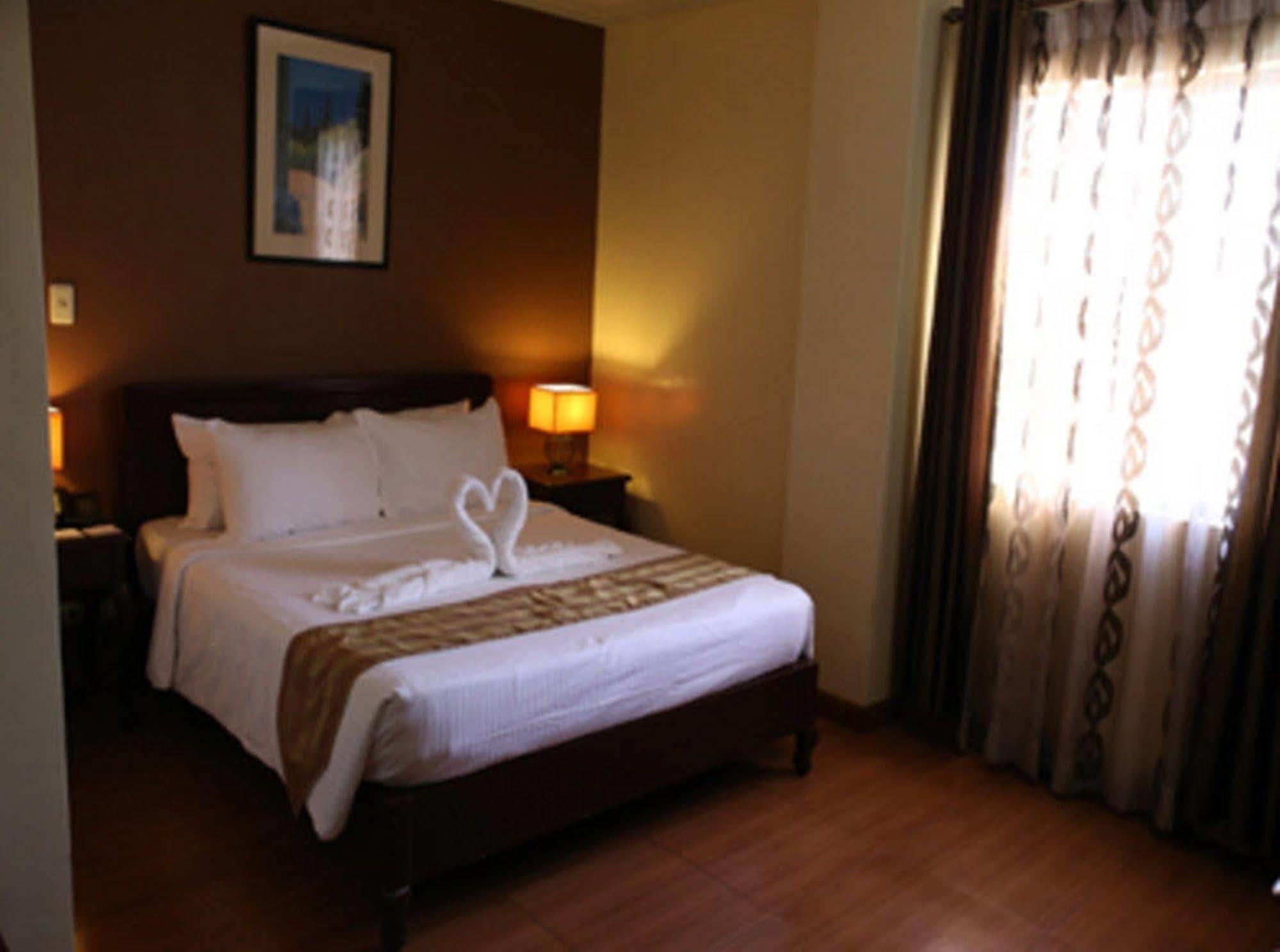 Crown Royale Hotel Balanga Exterior foto