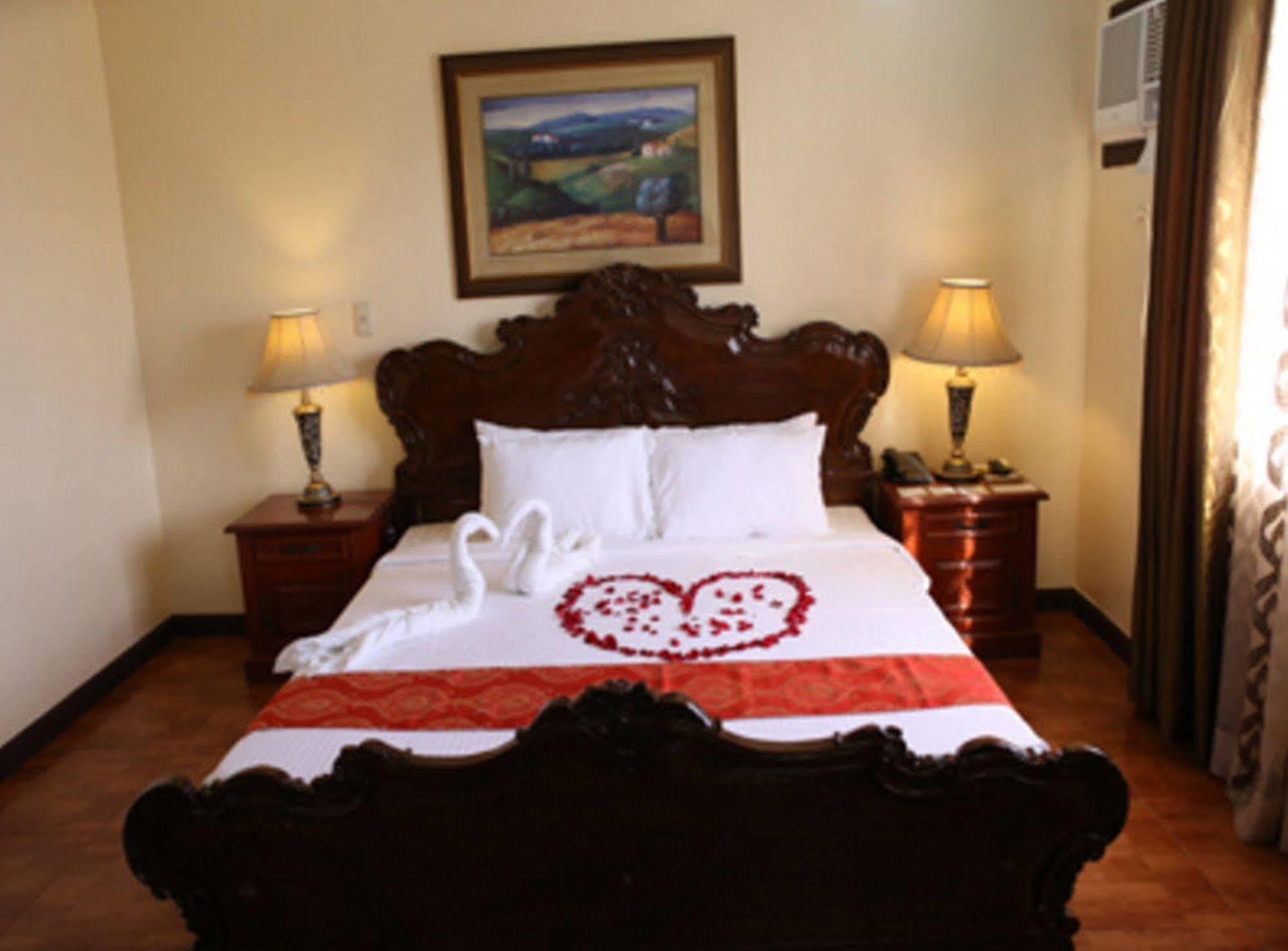 Crown Royale Hotel Balanga Exterior foto