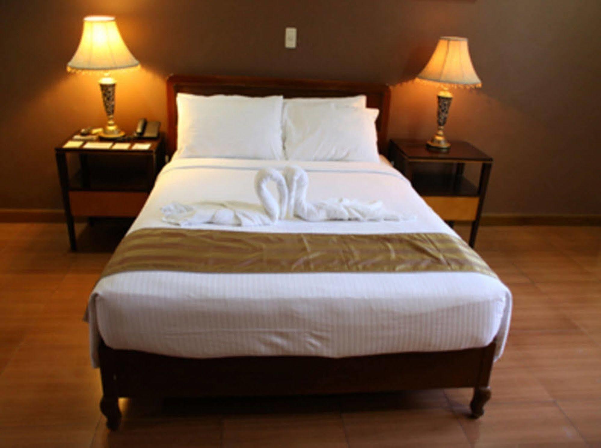 Crown Royale Hotel Balanga Exterior foto