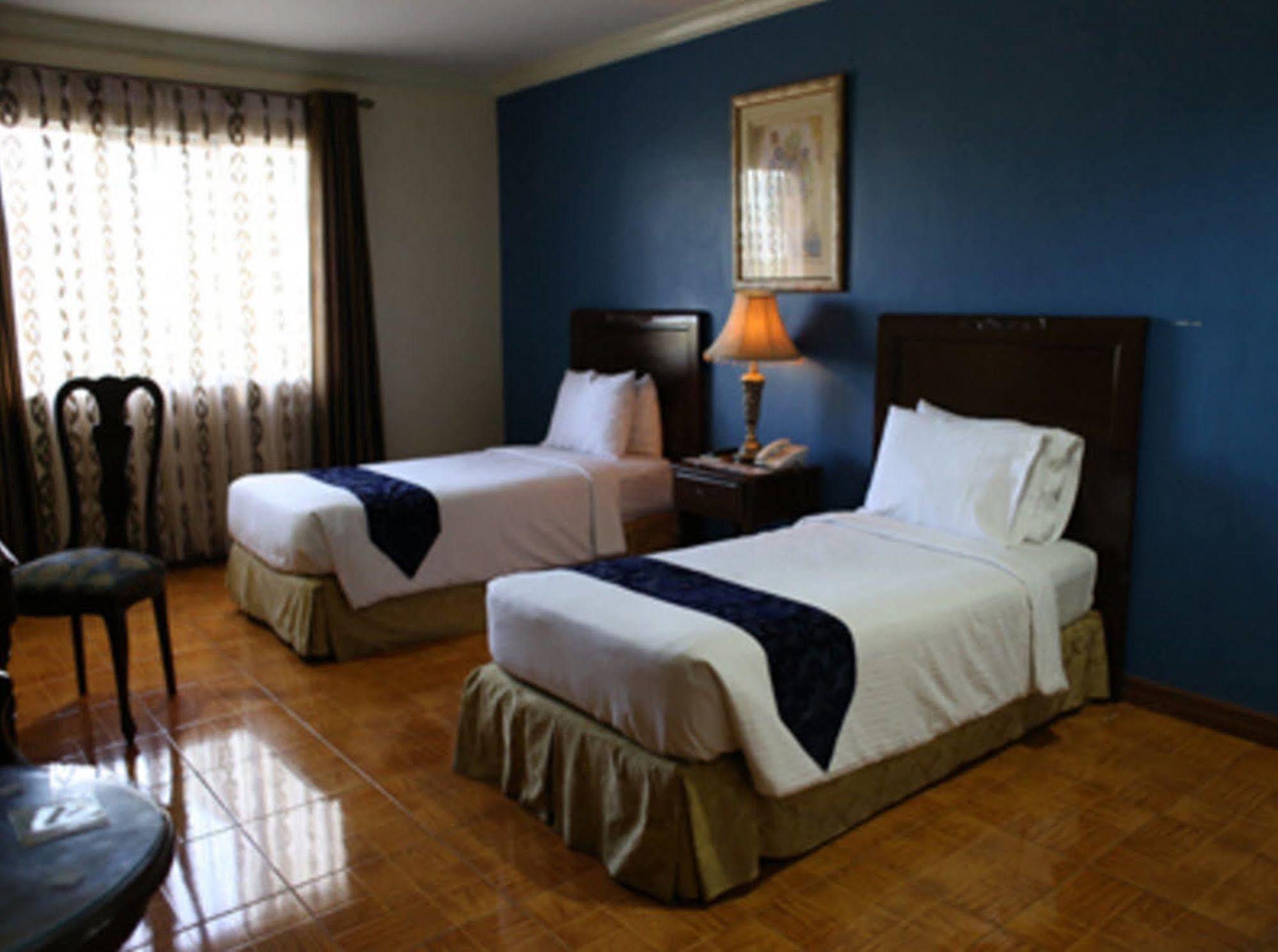 Crown Royale Hotel Balanga Exterior foto