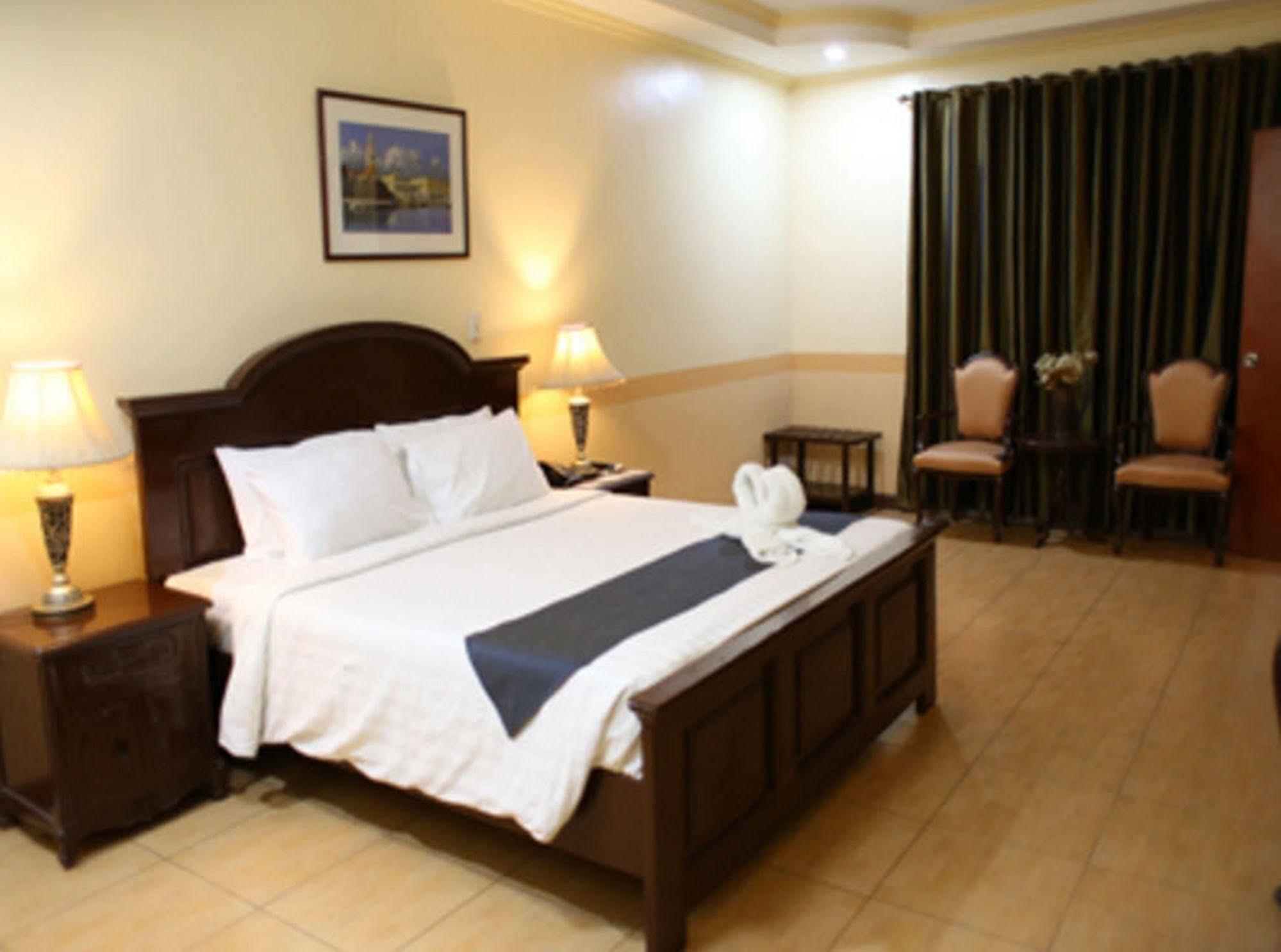 Crown Royale Hotel Balanga Exterior foto