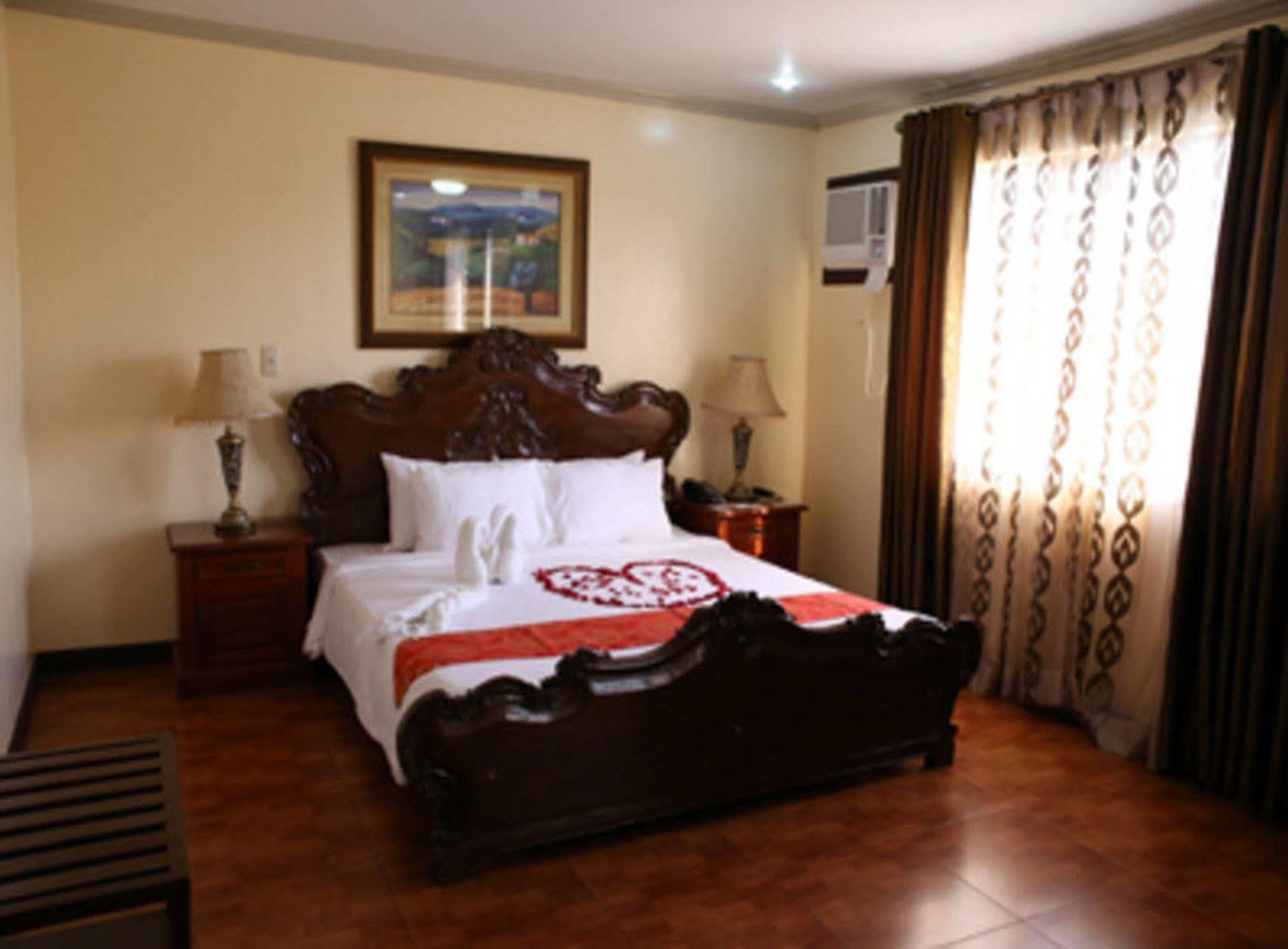 Crown Royale Hotel Balanga Exterior foto