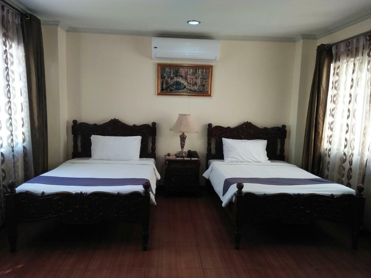 Crown Royale Hotel Balanga Exterior foto